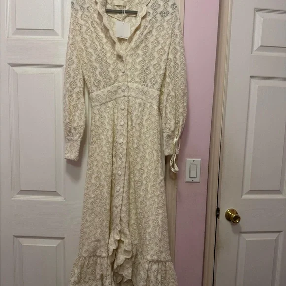 Chic Long Sleeve Lace Dress in Cream - Picture 2 of 4
